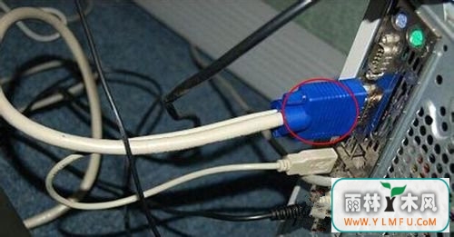 win7电脑的显示器出现闪屏怎么回事