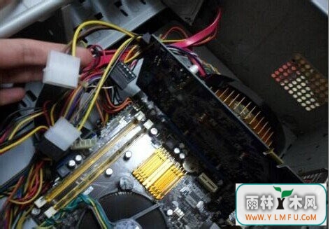 win7电脑的显示器出现闪屏怎么回事